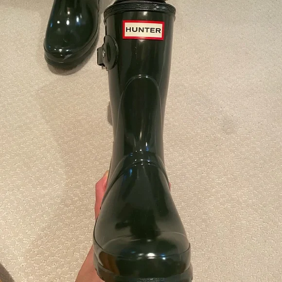 Hunter women’s original short gloss rain boots in dark olive, size 7 - Picture 2 of 11